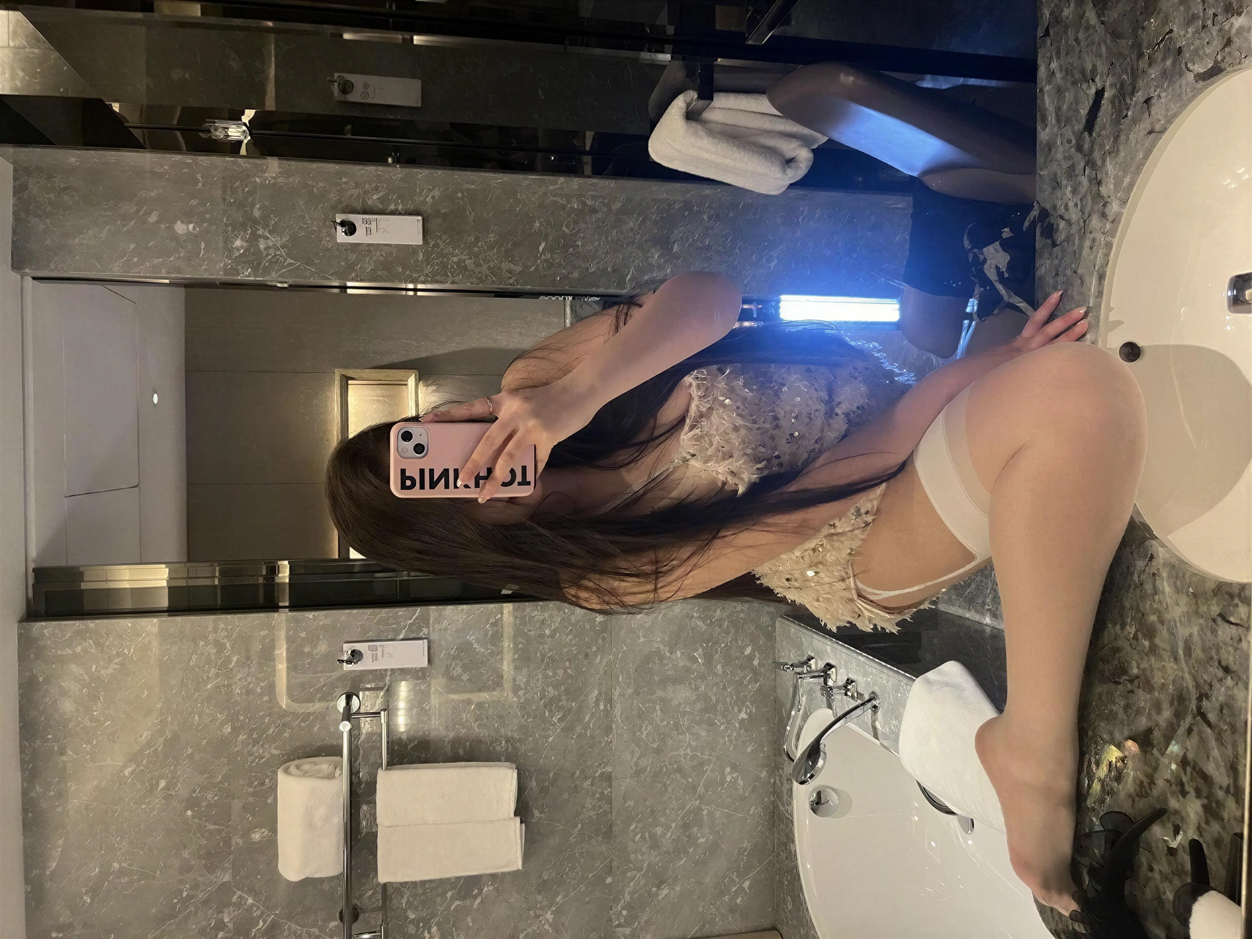 美邵女Baby – 半腿吊带白si➕豹纹内裤 23P